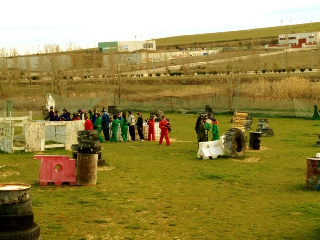 Jugar al paintball con los amigos